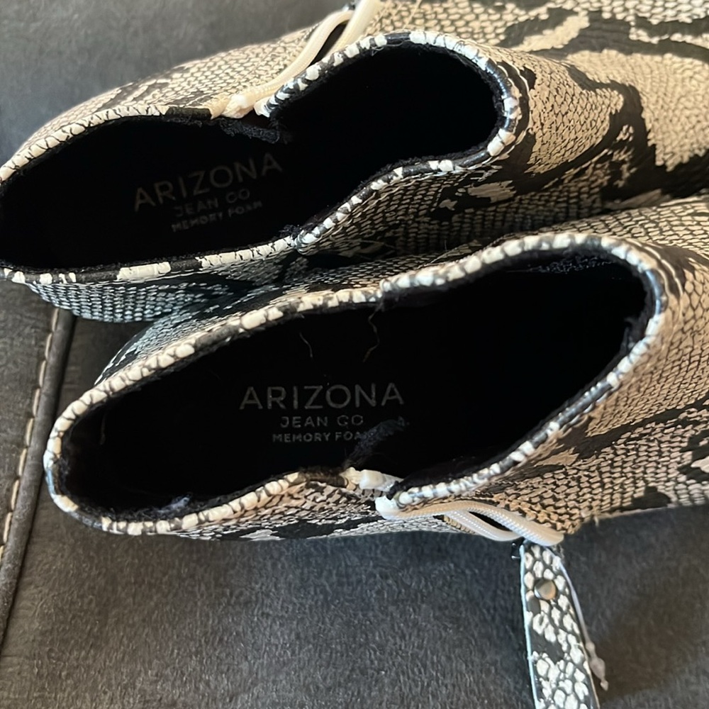 Arizona Jeans Co Women’s Boots. 8 1/2 - Picture 2 of 3